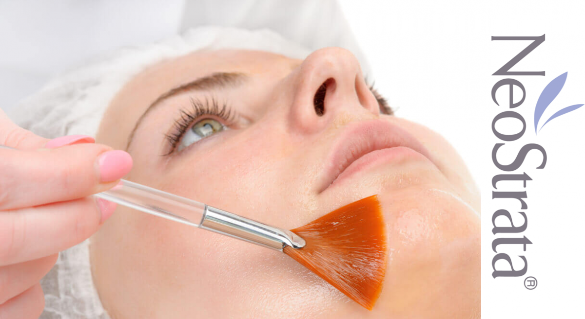 ansiktet til en kvinne pensles med neostrata behandlinger